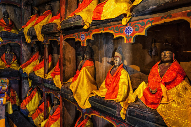 Estátuas de Lama na biblioteca do Mosteiro Budista Tibetano Thiksey Gompa. Ladakh, Índia - Foto, Imagem