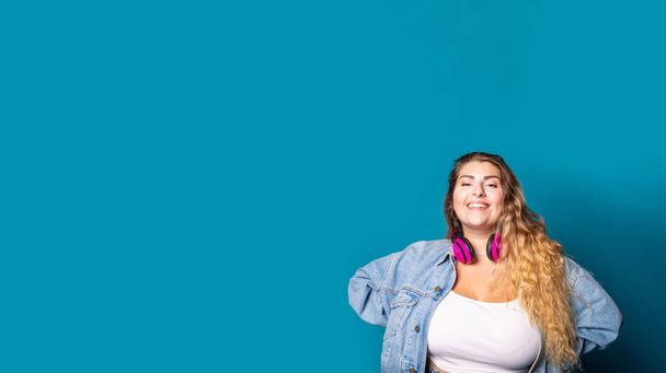 Nuori plus koko valkoihoinen nainen eristetty hymyilevä ystävällinen ja positiivisen näköinen kamera - Copyspace mainonta banneri - Valokuva, kuva