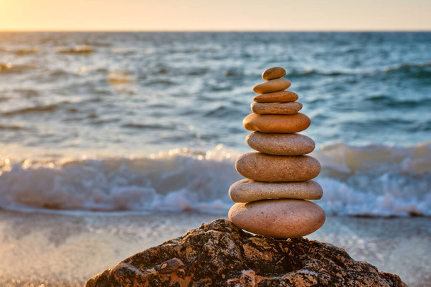 Έννοια της ισορροπίας και της αρμονίας - πέτρα στοίβα στην παραλία - Φωτογραφία, εικόνα