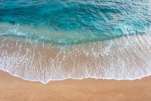 Streszczenie pięknej miękkiej fali przychodzą do tła plaży. Miękka fala błękitnego morza na tle piaszczystej plaży. - Zdjęcie, obraz