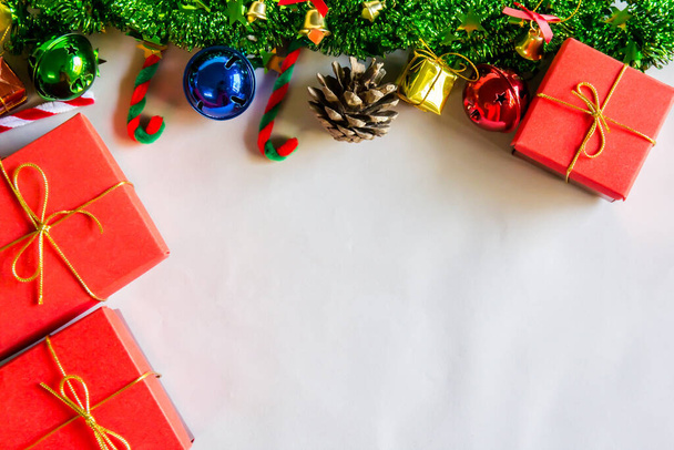 Symbol, tło Boże Narodzenie, Najlepszy widok drzewa z czerwonym prezentem dekoracji na szarym papierze. Skopiuj miejsce na tekst. - Zdjęcie, obraz