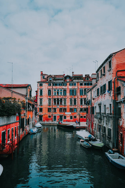 A beautiful view of a Venetian street with a narrow canal - Foto, Imagen