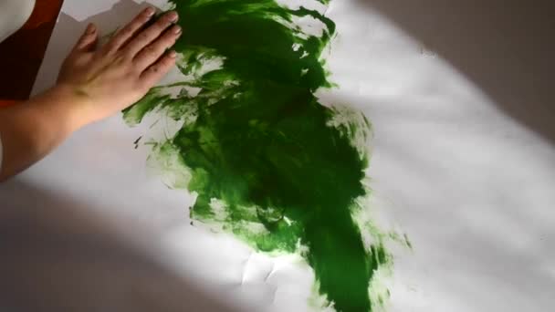 lány kenet festék a papírra - Felvétel, videó