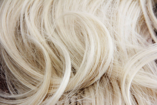 cheveux blonds blancs des femmes dans une boucle  - Photo, image