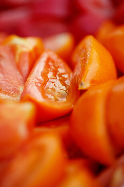 Nakrájená rajčata na vaření. Čerstvá, šťavnatá zelenina. - Fotografie, Obrázek