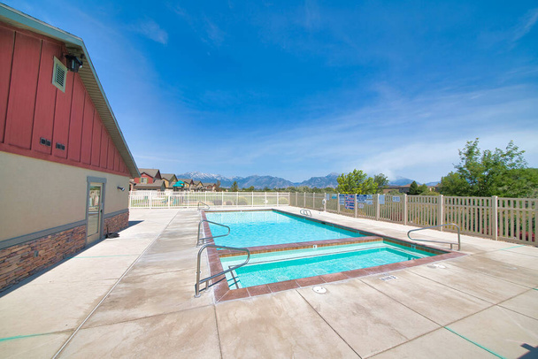 Comunidad residencial piscina para adultos y niños con vista a la montaña y al cielo - Foto, Imagen