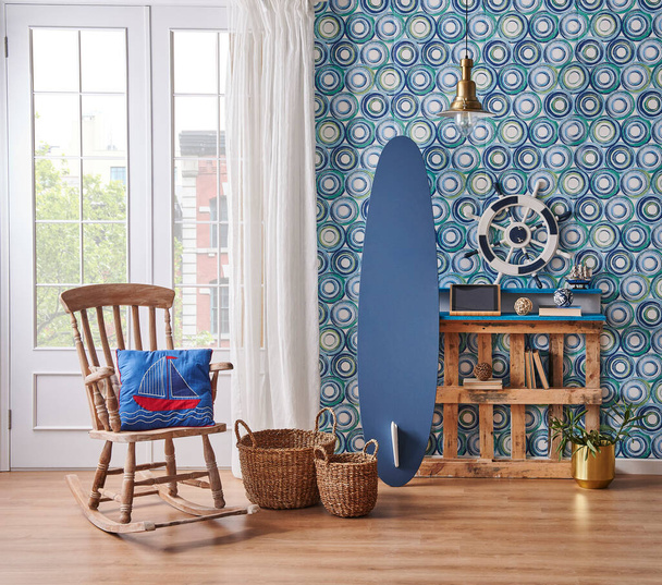 Sala de estar moderna, fondo de pantalla azul, estante de la paleta de madera decorativa, estilo de tabla de surf, mecedora de madera, florero de lámpara de oro de planta verde y accesorio para el hogar. - Foto, Imagen