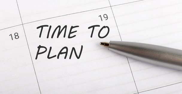 Texte TEMPS DE PLANIFICATION sur calendrier planificateur pour vous rappeler un rendez-vous important avec stylo sur fond blanc isolé. - Photo, image