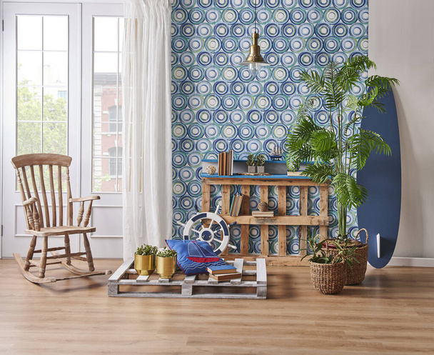 Sala de estar moderna, papel de parede azul, prateleira de madeira decorativa, estilo prancha de surf, cadeira de balanço de madeira, vaso de lâmpada de ouro de planta verde e acessório de casa. - Foto, Imagem