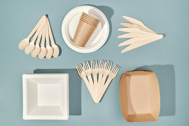 Disposable paper dishes. Biodegradable alternative to plastic. Zero waste concept - Фото, зображення