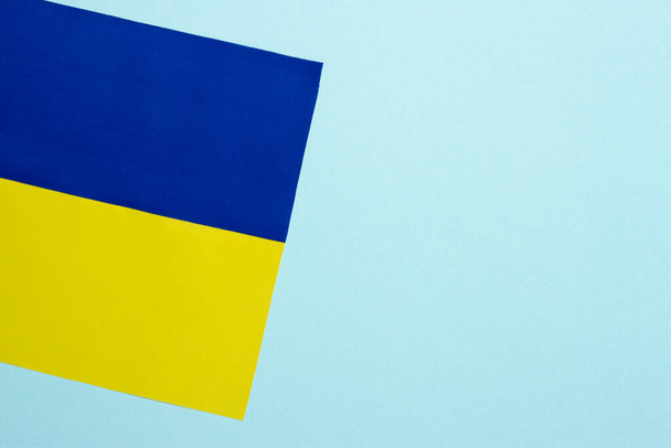 Ουκρανική σημαία σε μπλε φόντο προς τιμήν της Ημέρας Ανεξαρτησίας της Ουκρανίας. - Φωτογραφία, εικόνα
