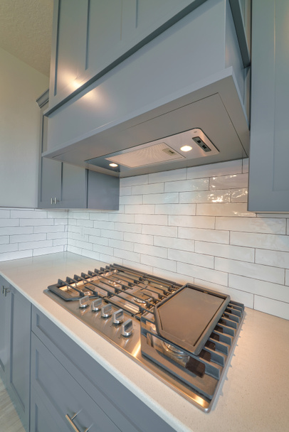 Primer plano de la estufa de cocina bajo la campana de escape dentro de la cocina residencial - Foto, imagen