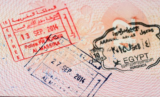 Passaporto colorato timbri sfondo su bianco - Foto, immagini