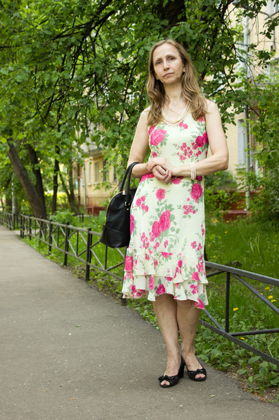 een vrouw in een lichte jurk  - Foto, afbeelding
