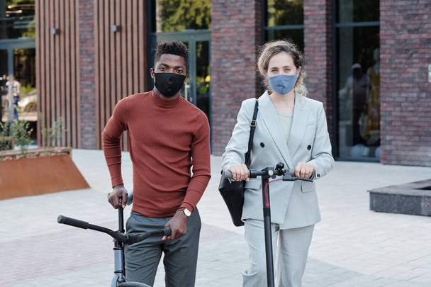 Zwei maskierte Kollegen stehen auf der Straße - Foto, Bild