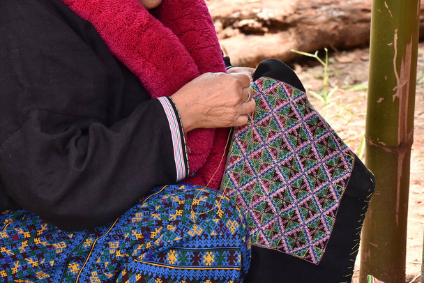 Close-up mão fêmea Mien hilltribe bordar padrão linha colorida em Doi Mae Salong. - Foto, Imagem