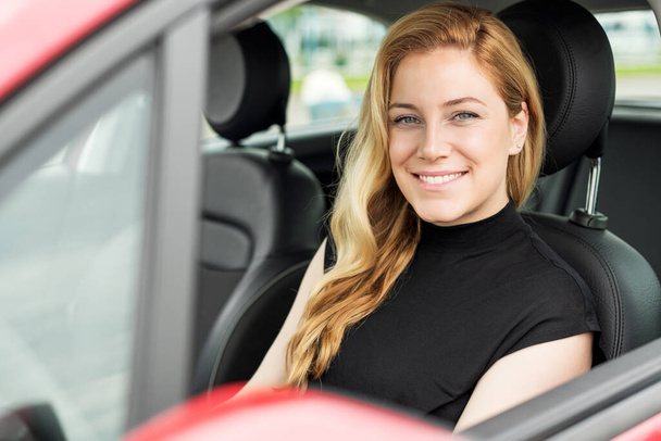 Happy beautiful woman drives a car. - Foto, afbeelding