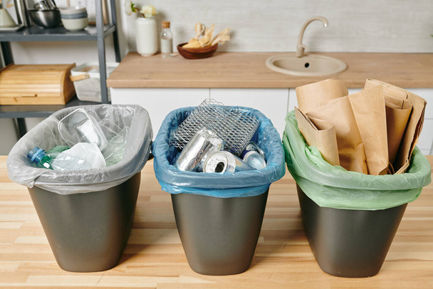 Rij van drie vuilnisbakken met gesorteerd afval - Foto, afbeelding