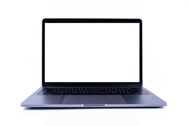 Gray Laptop met blanco scherm monitor geïsoleerd op witte achtergrond - Foto, afbeelding