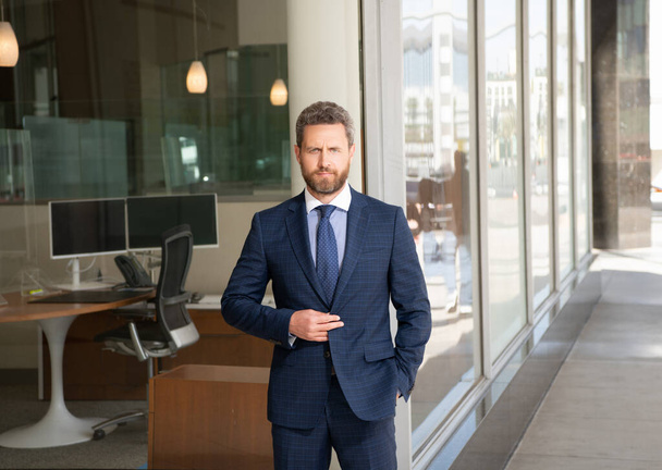 mature bearded man businessperson in businesslike suit outside the office, business success - Foto, afbeelding