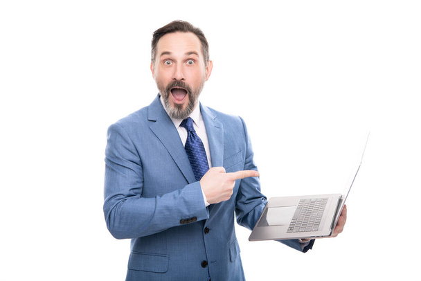 užaslý šéf ukazuje prstem na moderní bezdrátový notebook. zralé podnikatel pracující online - Fotografie, Obrázek