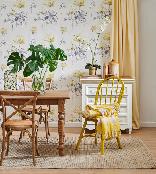 Fundo de papel de parede moderno na sala, conceito de cadeira de mesa de móveis de madeira e armário, tapete amarelo e vaso verde da planta. - Foto, Imagem