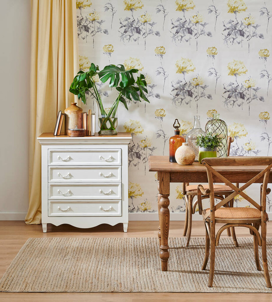 Nowoczesne tło tapety w pokoju, drewniane meble stół koncepcja krzesła i szafka, żółty dywan i zielony wazon roślin. - Zdjęcie, obraz