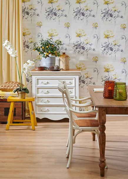 Сучасні шпалери стіл шафи і дерев'яний стиль стільця, ваза рослини і жовтий декор інтер'єру штор
. - Фото, зображення