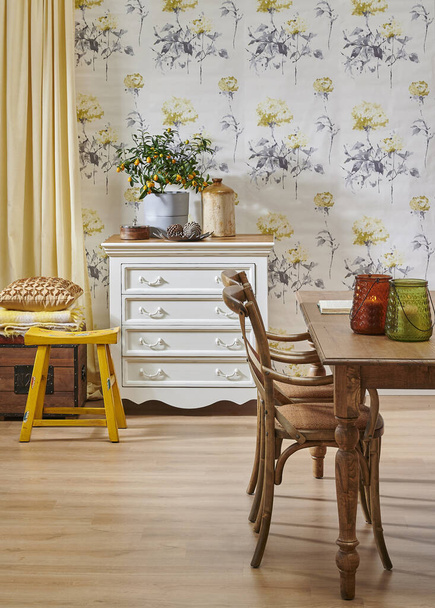 Moderne Tapete Hintergrund Schrank Tisch und Holzstuhl Stil, Vase von Pflanzen und gelben Vorhang Inneneinrichtung. - Foto, Bild