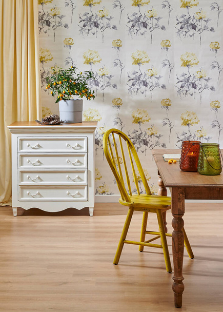 Moderní tapety pozadí skříň stůl a dřevěné židle styl, váza z rostlin a žluté závěsy vnitřní výzdoba. - Fotografie, Obrázek