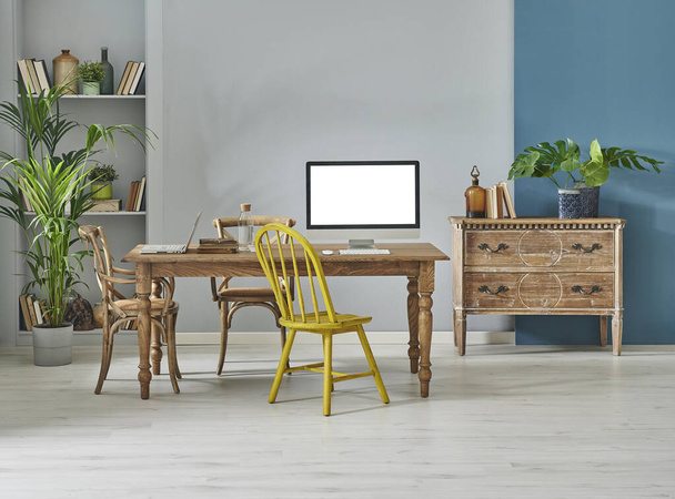 Dekorative Holzmöbel Bürozimmer mit Computer und Laptop-Stil, Retro-Schrank und Regalhintergrund, blaues und graues Wandkonzept. - Foto, Bild