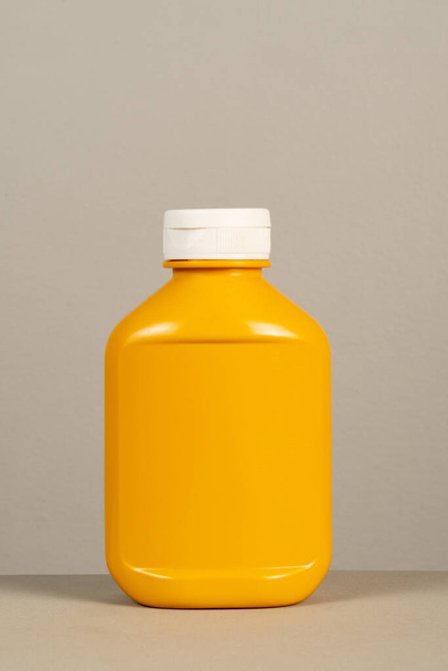 schoonmaakmiddel plastic verpakking op neutrale grijze achtergrond - Foto, afbeelding