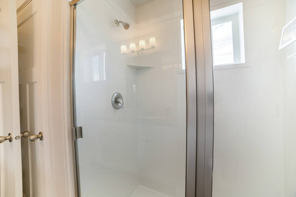 Bagno interno di una cabina doccia con vetro e acciaio inox - Foto, immagini