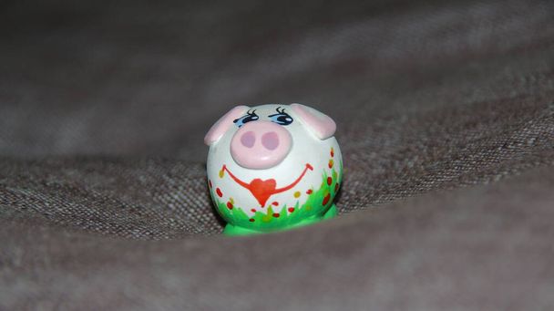 Küçük renkli oyuncak heykel domuzu - Fotoğraf, Görsel