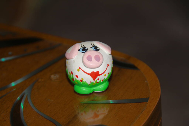 Petit jouet coloré porc sculptural - Photo, image