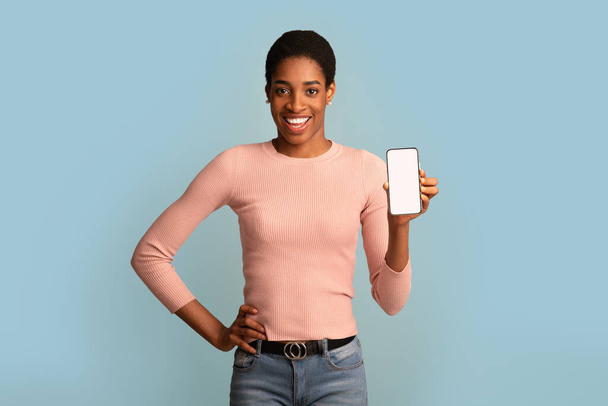 Pozitivní africká americká žena demonstrující smartphone s bílou prázdnou obrazovkou - Fotografie, Obrázek