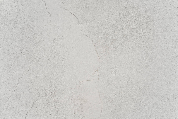 Weiße Außenwand mit Rissen im Lack. Textur Tapete Hintergrund. - Foto, Bild