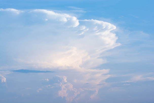 Nube cúmulo y fondo cielo azul - Foto, Imagen