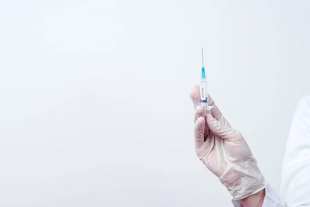 Doktor drží injekční stříkačku s vakcínou. Očkování a imunizace. Rozumím. COVID-2019 očkování. Zastavte epidemii koronaviru. Koronavirová vakcína injekční stříkačka lék. - Fotografie, Obrázek