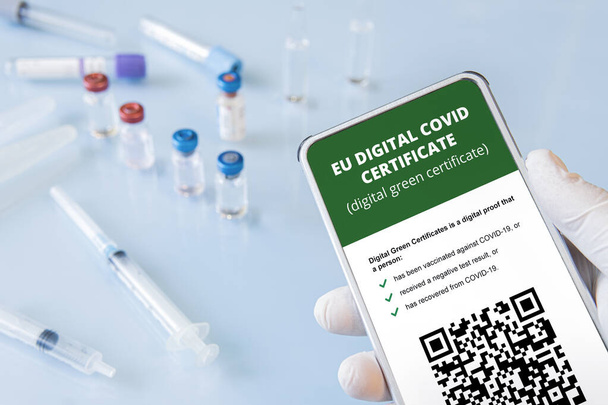 Chytrý telefon s QR kódem v aplikaci pro potvrzení vakcinace nebo negativní test na covid-19 - Fotografie, Obrázek