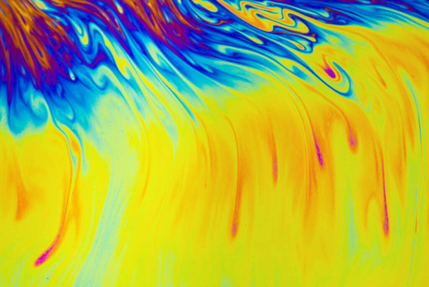 Regenbogenfarben. Psychedelische mehrfarbige Muster Hintergrund. Makroaufnahme der Seifenblase - Foto, Bild