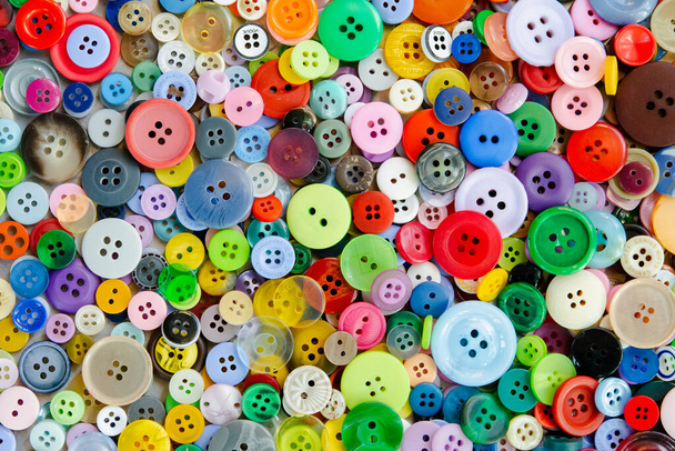 Coloridos botones de costura mixtos de fondo. Vista superior - Foto, imagen