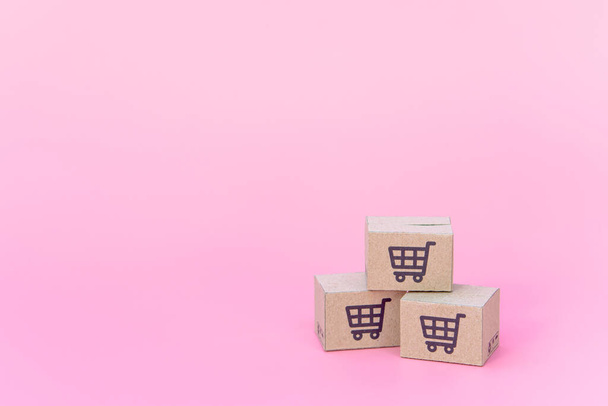Ostoskonsepti: Pahvilaatikot vaaleanpunaisella taustalla. verkkokaupoissa kuluttajat voivat tehdä ostoksia kotoa ja jakelupalvelusta. kopiotilaa - Valokuva, kuva