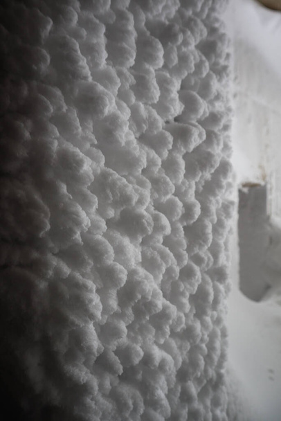 Régi elhagyatott állomás a hegyekben télen. Ukrán Kárpátok. - Fotó, kép