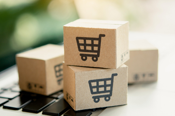 Shopping online. Cardboard box with a shopping cart logo on laptop keyboard. Shopping service on The online web. offers home delivery. copy spac - Fotoğraf, Görsel