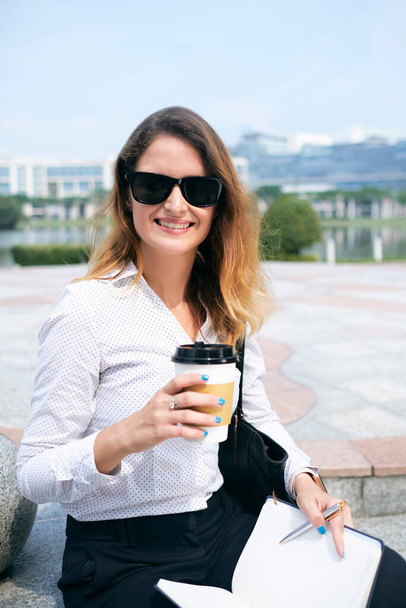 Kahve Kupalı Mutlu İş Kadını - Fotoğraf, Görsel