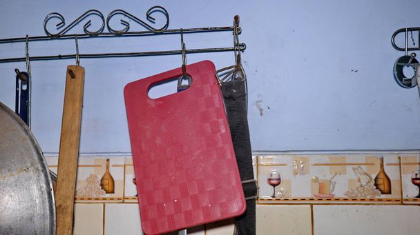 Грязная кухонная утварь висит на стене - Фото, изображение