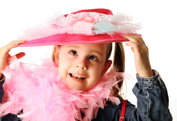 Портрет чарівної дівчини дошкільного віку, яка грає в одязі з вишуканим капелюхом, гаманцем та перловим намистом ізольовано на білому
 - Фото, зображення