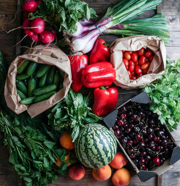 Taze ve olgun meyve ve sebzeler eko kağıt paketlerinde, kiraz, biber, karpuz, serçeli domates, bitkiler - Fotoğraf, Görsel