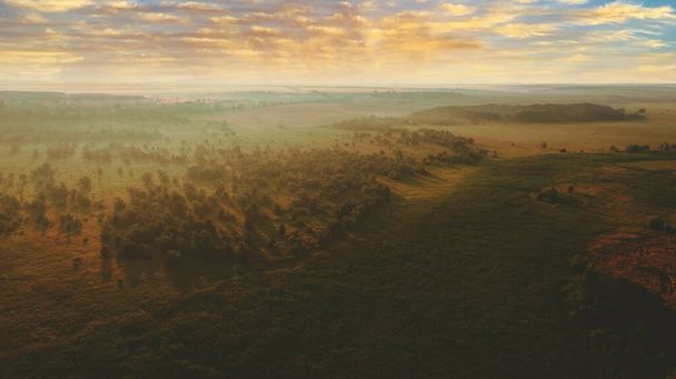 Güneşin doğuşunda kırsal alanda sisli bir sabahta güzel manzara manzarası. - Fotoğraf, Görsel